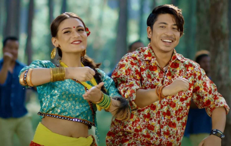 गीतको एक दृश्यमा प्रकाश सपुत र अस्मिता ढकाल।